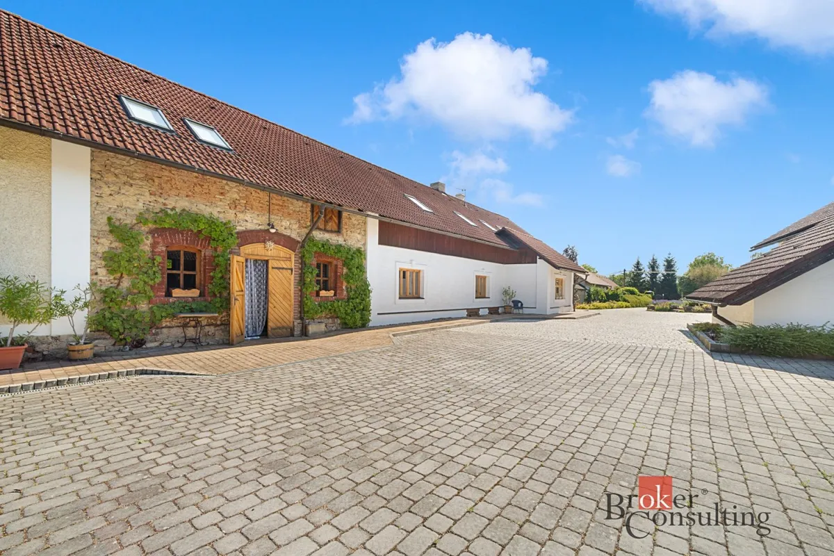 Prodej rodinného domu 450 m², pozemek 3336 m²